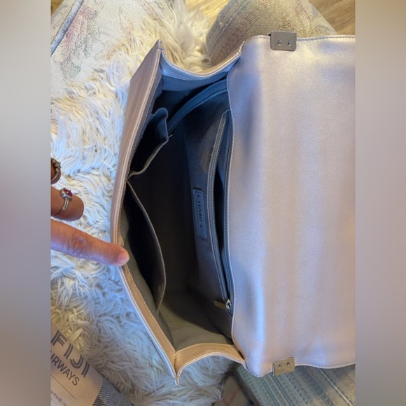 🩷Stunning Chanel Boy Bag Maxi. Original condition.🩷Rare shimmering pearl color - Picture 10 of 17